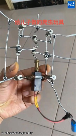 Kadang kebahagiaan anak datang dari hal yang sederhana tapi penuh usaha ❤️ Di video ini, kamu bisa lihat robot mainan berbentuk reptil yang dibuat sendiri oleh seorang ayah untuk anaknya. Bukan dari plastik pabrikan, tapi dari kawat baja, motor DC kecil, dan baterai. Semua dirakit manual, penuh ketelatenan 🔧 Struktur kakinya dibuat dari kawat yang dibengkokkan sedemikian rupa, lalu dihubungkan ke mekanisme engkol sederhana. Saat motor berputar, kaki-kakinya ikut bergerak dan bikin robot ini ter