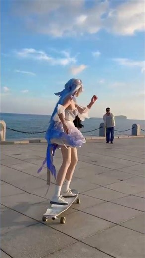 Cosplay Robin went out skateboarding