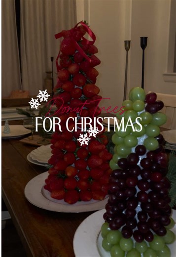 Donut,Strawberry & Grapes Christmas Trees 🎄❤️ •Here's what you'll need: -Styrofoam trees -Toothpicks -5 boxes of strawberries -4 boxes of donut holes -4 bags of grapes -Powdered sugar, -rosemary or mint for garnish 🎀 Ribbon for the perfect finishing touch • #ChristmasBrunch #christmastreats #FestiveFood #donuttree #Brunchideas