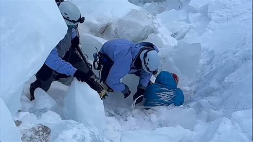 There Was a Dramatic Rescue in Mount Everest’s Khumbu Icefall