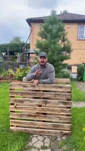 Una cerca hermosa y económica hecha con pallets ♻️🌿 #jardineriaencasa #jardineriaprofesional #jardineriaypaisajismo #plantas #plantasdecasa #plants #macetas #fypシ゚ #viralpost2025シ | Jardinería Paso a Paso