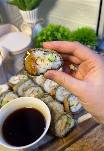 Үй жағдайында суши дайындаймыз😍 Күріш: 500 г күріш 600 мл су пісіріп аламыз. 5 ас қ уксус 2 ас қ қант 1 ш қ тұз Салма: 300 г тауық (қуырып, соңында 2–3 ас қ терияки), қияр, 150 г сливочный сыр Кляр: 2 жұмыртқа 3–4 ас қ ұн 2 ас қ су тұз Унаги соусы: 4 ас қ соя соусы 2 ас қ қант 1 ас қ бал 3 ас қ су 1 ш қ крахмал 2 ас қ су (қоюланғанша қыздыру)