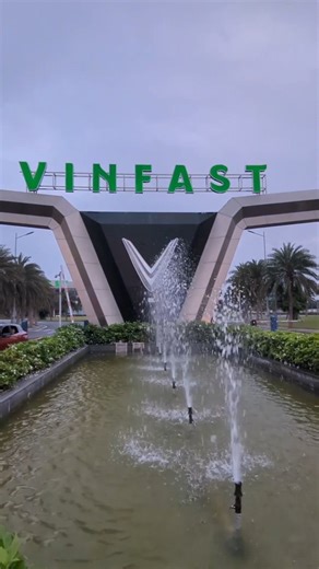 We recently visited the VinFast manufacturing facility in Vietnam, built in a place called Hai Phong. It's a huge, modern plant, standing on a 335-hectare plot and consisting of an operation building, car/e-scooter/e-bus manufacturing areas, an auxiliary industrial area, a training centre and an R&D institute. It's capable of churning out 2.5 lakh cars, 500 e-buses and 5 lakh e-scooters a year, all scalable to between double and triple those numbers. VinFast is, of course, building a large plant