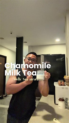 Biar tidurnya lebih enak! cara buatnya: -150ml susu, hangatin pake api kecil aja gak usah sampai mendidih. kalo udah panas bisa dimatiin apinya -2sdt teh chamomile rendem di susu hangat 5-7 menit -1sdt brown sugar (opsional, bisa tanpa gula atau diganti madu) #milktea #chamomiletea #chamomilemilktea #tea