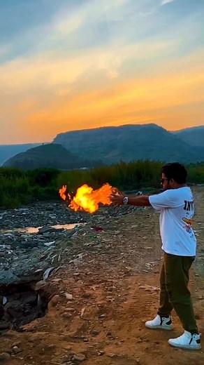 10K reactions · 72 shares | Crazy film making with Phone 邏 outstanding trick try once #creativity #filmmaking #videography #tricks #reels #filmmaker #baazigar #slomo #amazing #lofi #mobilephotography #underwater #reels #transitions #lofi #remix #reelsremix #creative #dark #filter #amazing #slomo #videography | RJAlwar 99 | Facebook