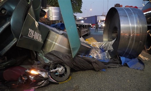 20-ton steel coil falls off truck, crushes motorbike - VnExpress International