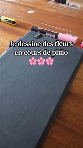 il faut renta le cours de philo 🌸 #sketchbookcover #acrylicmarkers