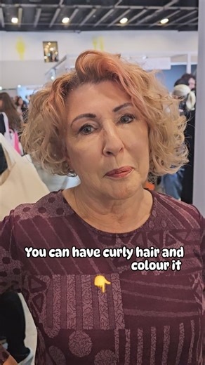 🎨 When you have curly hair, there are several simple colouring tips that can help you maintain the health and vibrancy of your curls while achieving the desired colour. Here are three essential tips: 1. Choose a colourist experienced with curly hair: 👩‍🎓 When selecting a colourist, look for someone who has experience working with curly hair. Curly hair often has different porosity levels and can be more prone to dryness and damage, so it's essential to choose a colourist who understands how t