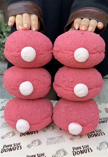 クリームたっぷりの可愛いドーナツ ◎ ラズベリークリームドーナツ 600円 …生地がしっかりしてる揚げドーナツに、 ラズベリークリームがたっぷり入った食べ応えがある贅沢で可愛いドーナツ😋 【店舗】PARK STORE(cafe The SUN LIVES HERE) 【住所】東京都世田谷区池尻１丁目７−２ 【アクセス】三軒茶屋駅から徒歩12分 【営業時間】10:00-18:00 【定休日】なし 【予算】￥1,000～￥2,000 Cream-Filled Kawaii Donut 🍩 ◎ Raspberry Cream Donut — $4.00 A rich, fluffy fried donut with a firm, satisfying dough, generously filled with sweet-tart raspberry cream. A luxurious kawaii donut that’s both adorable and seriously filling 😋 Shop: PARK STORE (cafe The SUN LIVES HERE