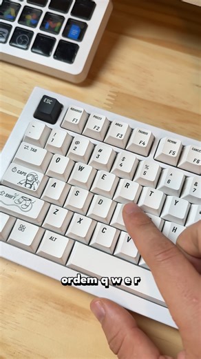 96K views · 1.5K reactions | Por os teclados não são na ordem ABCD...? #dicadepc #curiosidadetech #setupgamer #mecanico | Poisonstp | Facebook