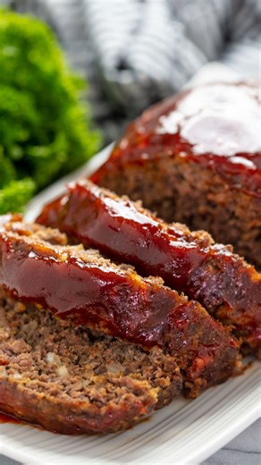 This classic meatloaf is tender, juicy, and topped with a tangy ketchup glaze. It’s comfort food at its best, made with simple ingredients and zero fuss. https://thestayathomechef.com/mommas-meatloaf/ | The Stay At Home Chef