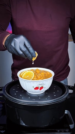 ‎ali Majid || شيف مبتسم‎ on Instagram‎: "لبلبي الشتاء لبلبي العربانة بطريقة صحية مجانية المكونات كيلو حمص مكسيكي بقري 🥙 خاشوكة شاي صودا 🥡 ٤ لتر ماء 💧 تنگيع اقل شي ٤ ساعات نصف خاشوكة كركم 🥄 ربع خاشوكة كمون 🥄 خاشوكة كبيرة ملح 🧂 هاي افضل طريقة صحية بدون اصباغ او اضافات اخرى اعتمدوها راح تحصلون على نتيجة جيدة جداً والحمص يعتبر مصدر بروتين نباتي وتحديداً من عائلة البقوليات وكل كاسة ٢٠٠ غرام تحتوي على ٢٦٠سعرة حرارية و١٥ غرام من البروتين . . . . . . . . . #لبلبي #لبلبي_عراقي #حمص #سوائل_دافية #وص