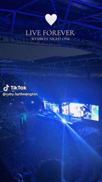 LIVE FOREVER 🤍 #oasis #wembley #liveforever #live25 #liamgallagher #noelgallagher