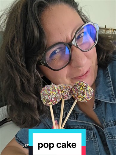 Tu les trouves comment ces sucettes 🍭 au chocolat 🍫 ? C'était la dernière série des cadeaux maîtresse 👩‍🏫 (ou maître 👨‍🏫) avec le Thermomix. Ce week-end, il te reste à faire ton choix. J'aime bien voir les réalisations que tu fais avec le Thermomix alors n'hésite pas à me dire laquelle tu as faite 🤗 💚 Ingrédients - 22 sucettes 125 g de chocolat noir 100 g de beurre coupé en morceaux 100 g de sucre en poudre 50 g de farine de blé 1 sachet de levure chimique 80 g de crème fraîche épaisse, 