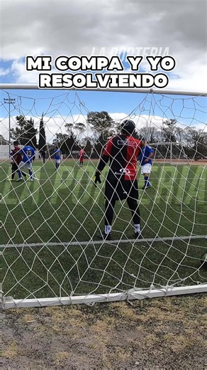 No te preocupes ahorita resolvemos / Mi compa y yo resolviendo: . . . . . . #portero #goalkeeper #futbol #fyp #parati