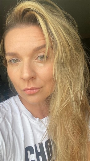 💄Warning: excessive hair flicking, pouting, and flawless makeup ahead! Shoutout to @skin.in.motion for being my daily ride-or-die. I'm obsessed with their Work it Tinted Moisturiser, Blend It Concealer (seriously, it's life-changing!), Lift It Mascara, and Plump It Lip Balm (tinted and SPF baby!!!). Oh and hey come closer, coz I've got a secret for you... Use 'Candice20' at the checkout for 20% off, because I'm feeling generous! (I use shade- medium) #skininmotion #dailymakeup #easymakeup #befo