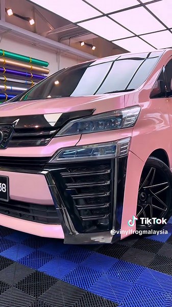 Toyota Vellfire V6: Candy Metallic Purple Pink Wrap