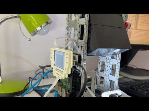 Dice rolling robot using LEGO PiStorms and Raspberry Pi Camera