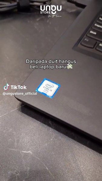 Berikut tips membeli laptop second: 1. Usahakan menghindari membeli online karena tidak bisa mengecek secara langsung. Kecuali penjual memberi pilihan bisa ganti unit jika rusak. 2. Periksa body fisik laptop. Seperti engselnya, body lecet-lecet, sampai retak. Lecet sedikit masih terhitung wajar karena second alias bekas pemakaian orang lain. Kecuali lecet sudah rusak parah. Engsel juga apakah kuat atau tidak. 3. Tes Keyboard. Pastikan semua tombol di keyboard laptop berfungsi normal dan lengkap.