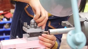 184K views · 7.9K reactions | 这位姑娘有一手修理机械的手艺，修复几十年前的车床轻轻松松 | Restoring a decades-old lathe【林果儿】 #林果儿 #机器 #维修 #repair #machine #fblifestyle | 林果儿 | Facebook