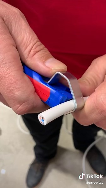 Wiring a 13a plug, did you know about the length guide on the card? 👀 #plug #wiring #secret #hack #ferrules #crimping #stripping #wiha #knipex #bg #fuse