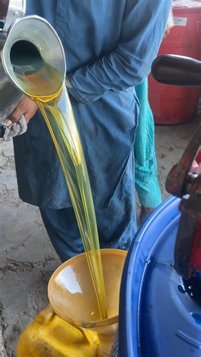 How 208-Liter Engine Oil Drums are Hand-Pumped|Traditional Engine Oil Refilling | 20W-50 API CF-4