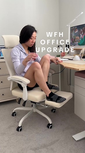 upgrading my wfh desk setup with the ultimate desk chair for comfort and functionality! it has a sleek and minimalist design, and a high-back structure and neckrest for extra support 🤍👩🏻‍💻 the footrest is a great for stretching and relaxing your legs! find it to my amazön storefront under “Office/Desk Setup” #amazonhome #homeoffice #desksetup #wfhlife #collegelife #workfromhome #corporatelife #wfhhacks #9to5 #ergonomicchair #9to5grind #corporatebaddie #officechair #unboxing #amazonofficefind