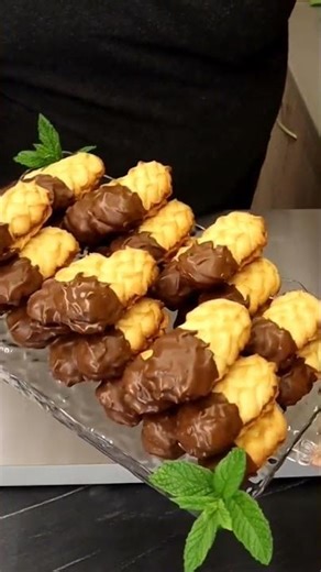 Μπισκότα Γεμιστά με Μαρμελάδα & Σοκολάτα Petit four. Jam-Filled Cookies with Chocolate Glaze