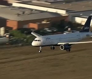 Pilot managed to land plane without crashing after the front wheels failed. | Early Bird