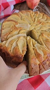120K views · 948 reactions | ADORO LE TORTE DI MELE E QUESTA È DAVVERO SPECIALE ❤️ SEMPLICISSIMA, ALTA SOFFICE E PIENISSIMA DI MELE ❤️ | La cucina di Vane di Vanessa Gizzi | Facebook