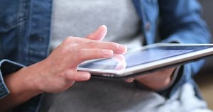 Close Woman Using Tablet Computer : vidéo de stock (100 % libre de droit) 34609927 | Shutterstock