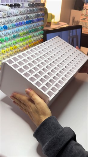 Several people asked me what small piece of furniture I used to store my markers. It is a small simple piece of furniture that allows you to organise your pencils really well. It is not of high quality (a kind of compressed cardboard) but sufficient for use. The cheapest price I found is on @Temu, but it also exists on Amazon or other platforms. It is supplied with a mini screwdriver and some screws to reinforce the walls. I find it relatively easy to assemble, you don't have to force or be a br