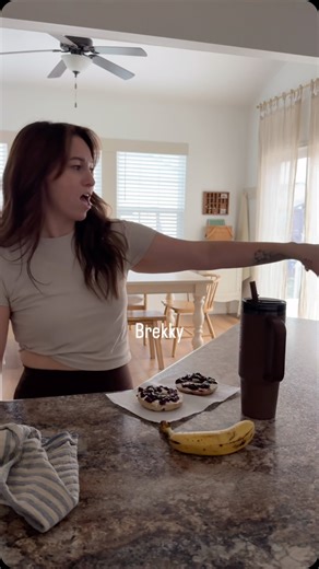 Leah Stauffer on Instagram: "Church days are the best days. Not really eating in a deficit but staying on track🫶🏼 Protein coffee + Bible time Walk on the walking pad & weights Bagel w/cream cheese & blueberry jam & 🍌 Turkey & provolone sandwich & fruit “Frosted lemonade” Built bar Not pictured: Queso & chips + granola bar Total: 1559 calories 121g protein 35g fiber 15,500 steps"