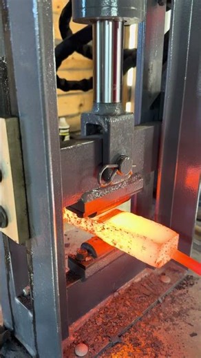 Drawing out a Damascus billet #damascussteel #damascus