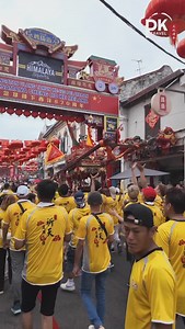 马六甲年度盛事！馬六甲天地君《乙已年祈天护国圆醮巡境大典》全纪录！不可错过的传统文化巡游! 💥 https://youtu.be/i9rDdw18dpw?si=hx6sRXci9CXoL4xZ https://youtu.be/BxjpXixG2OI?si=NdcDsE3SgeSNwElw 🌟 年度最震撼传统活动登场！馬六甲天地君 《乙已年祈天护国圆醮巡境大典》于 16 February 2025 农历正月十九日 盛大举行！马六甲街头再现传统巡境文化，热闹非凡，满满的人情味与神圣氛围！ 👀 你将在视频中看到： ✔️ 圆醮大典开幕盛况，现场祈福仪式！ ✔️ 舞狮、八家将、官将首队伍热闹亮相！ ✔️ 先锋官接令及巡境启程的壮观场面！ ✔️ 敬香20间神坛庙宇的神圣巡游！ 💡 活动亮点： 这是一次汇聚文化传承、民俗风情与信仰的盛大巡境！每个环节都蕴含深厚的历史与文化意义，带你深入了解马六甲的民间信仰与社区精神！ 📍 活动地点：Kampung Pengkalan Rama Pantai, Malacca City, Malaysia 📅 日期：16 February 2025 按下