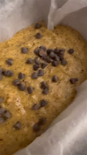 Ecco la ricetta: Salvala subito per rifarla e inviala ad un amica 💖e seguimi per avere altre idee NoGonfiore😊 Ho voluto provare questa ricetta perché adatta a me che soffro di gonfiore addominale e non voglio appesantirmi. In oltre ha pochissime calorie e va bene per il mio mantenimento di peso forma! • Porzioni: 8 fette • Calorie: circa 180 kcal a fetta Ingredienti • 180 g di mandorle sgusciate fresche • 130 g di uova fresche (circa 2 grandi) • 80 g di eritritolo (o zucchero di cocco) • 40 g 