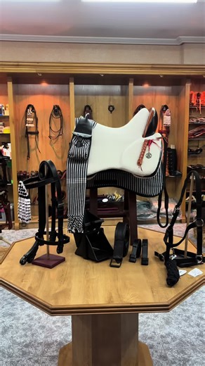 🐎MONTURA MODELO VAQUERA NEGRA 🐎 - Precio ; 680 Euros ( OFERTA 💥 ☎️ 631 40 64 24 Javier Silla modelo vaquera en fibra / negra lisa rallada interior respaldo avellana . Fabricación propia en material nacional de vacuno 🇪🇸 Casco en fibra , flexible, liguera de peso, buen asiento , buena adaptación concha balón Revestida en material, rebajada de pierna para un mayor contacto, pase de cincha , hebillaje para pecho petral , almohadilla en material acolchada . Equipada de cincha , acciones , estri