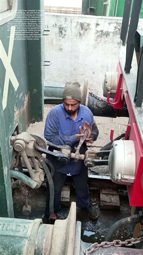 Verbinden und Sichern: Wie Arbeiter Waggons zu einer Einheit machen