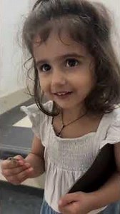 "Fearless & Adorable! 🦎💖 Little Girl Plays with a Lizard Like a Pro!"