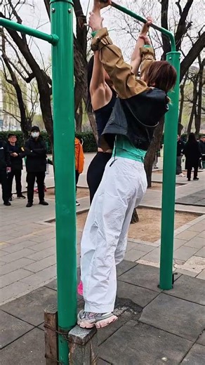 雙人引體，雙倍力量，一起向上 #引體向上 #宮廷盤槓#非遺傳承#力量美學#街頭健身