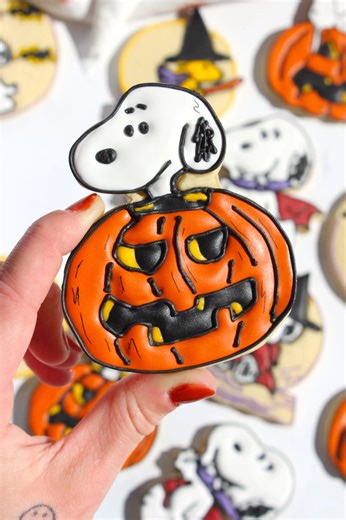 The sweetest Snoopy Halloween Sugar Cookies 🤎 Full recipe and links go cookie cutters on website! 🤎 https://thesqueakymixer.com/snoopy-halloween-sugar-cookies/ | The Squeaky Mixer