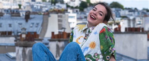 Pénis des statues grecques, latrines romaines : la youtubeuse Manon Bril raconte l’Histoire avec humour