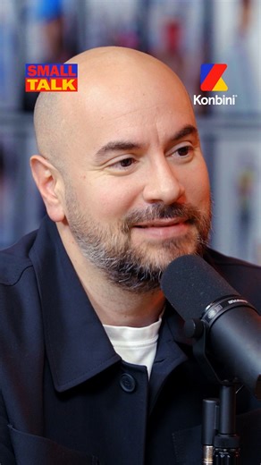 Vous nous le demandiez depuis longtemps, voici le Small Talk de Kyan Khojandi. Dans cet épisode, vous apprendrez que Kyan Khojandi a rencontré sa femme sur Tinder, que son côté iranien ressort surtout dans l’assiette, ou encore qu’il n’a jamais eu autant de succès avec les filles qu’en maternelle. Et voici, comme promis, la recette la plus gardée d’Iran : 1. Laver le riz jusqu’à ce que l’eau soit claire. 2. Ajouter une petite noisette de beurre. 3. Ajouter du sel et du safran (si tu es iranien).