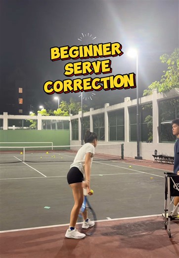 We’re back with another beginner serve correction 🎾✅ In this breakdown, we focus on the importance of the contact point and toss when it comes to the beginner serve 👍 Beginner to intermediate players at the start are not familiar with ball recognition, so it is essential that they get their toss right and focus more on the contact point rather than hit a powerful serve that they dont have control over ❌ Once they get more familiar with the contact point then they can proceed to follow through 