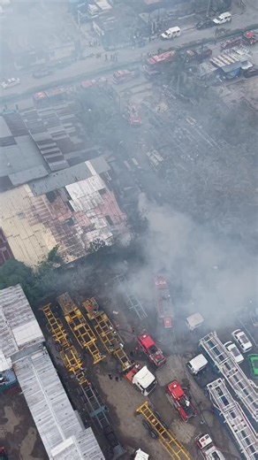 SUNOG SA NORTH RECLAMATION AREA WATCH: Drone footage of fire incident at KQT Hauling Services located along 7th Street, North Reclamation Area, Barangay Carreta, Cebu City at around 2:00 PM on February 13. The incident reportedly involved a bunkhouse tracking area within the premises. 🎥 Contributed by John Kyle F. Seares #CebuNews #FireAlert #SugboPH | Sugbo.ph