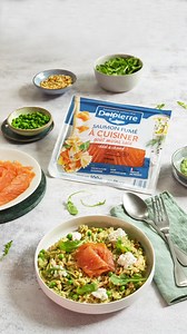 Envie d'un risotto original ? On vous propose cette recette ultra gourmande à base d'orzo et de saumon fumé "à cuisiner" Delpierre ! Twisté avec une petite crème de roquette onctueuse, ce plat risque de faire tourner des têtes 🐟🤩 Ingrédients Pour le risotto : 3 tranches de saumon fumé “à cuisiner” Delpierre 300 g d’orzo 600 ml de bouillon de volaille ou de légumes 60 ml de vin blanc sec 2 échalotes 200 g de petits pois Huile d’olive Sel Pour la crème de roquette : 60 g de chèvre frais 40 g de 