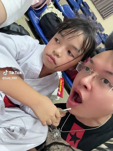 Haivcc, cậu bị đối đá cho tím mắt =))) @Hoa Ngọc Lan 🌸 | Karate