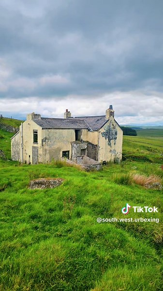 The owner lives near and wasn't pleased to see us 🤣 #derelictplaces #urbanexplorer #urbex #photography #abandoned #photographer #fyp #promomakanliburan