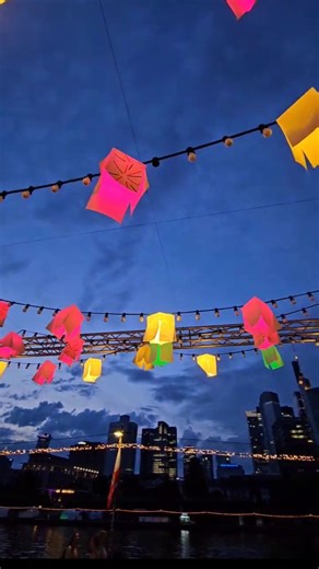 #FrankfurtFeiertFeste on Instagram: "Dieses Jahr dreht sich beim Museumsuferfest vieles um das Jubiläum „100 Jahre Neues Frankfurt“. Mit Ausstellungen, Workshops und Mitmachaktionen könnt ihr erleben, wie das visionäre Städtebauprogramm unter Ernst May Meilenstein der Stadtplanung wurde. 🏘️ Die Lampions sind Teil des Jubiläums „100 Jahre Neues Frankfurt“ – inspiriert von den historischen Lampionfesten der 1930er-Jahre. Von 2025 bis 2030 verwandeln sie Siedlungen und Plätze in stimmungsvolle Ort