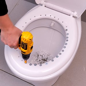 Straining spaghetti on a toilet seat! 🍝🚽 | Nifty & Thrifty